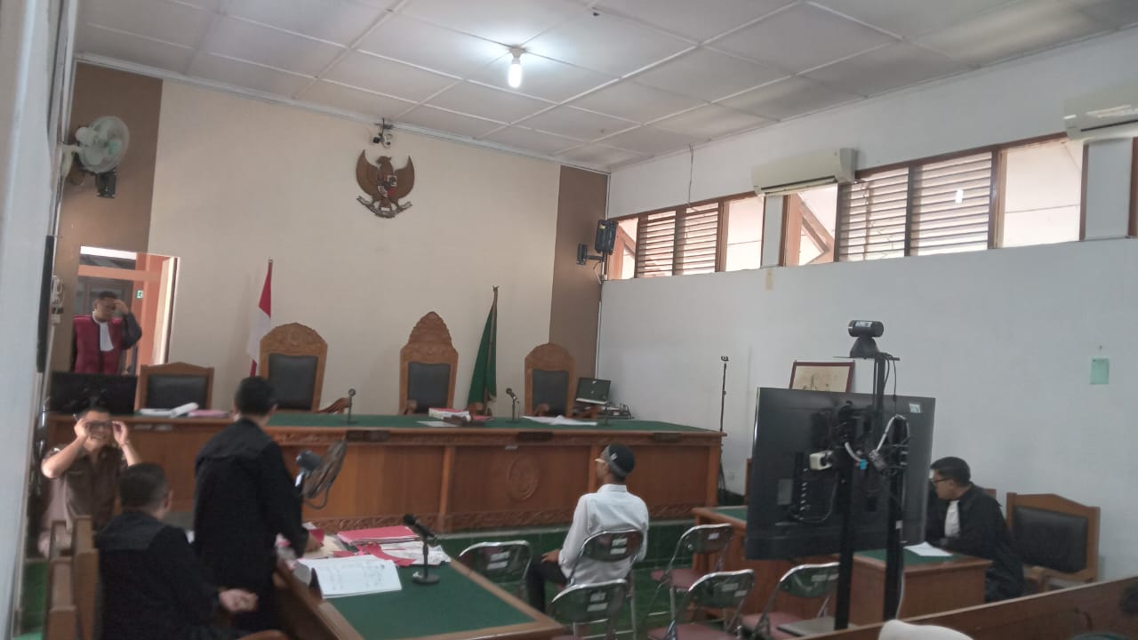 Surya Hendra Kusuma, petugas penjaga palang sebidang Pos Gayam jalani sidang pembuktian di Pengadilan Negeri (PN) Sukoharjo, Senin (8/12).