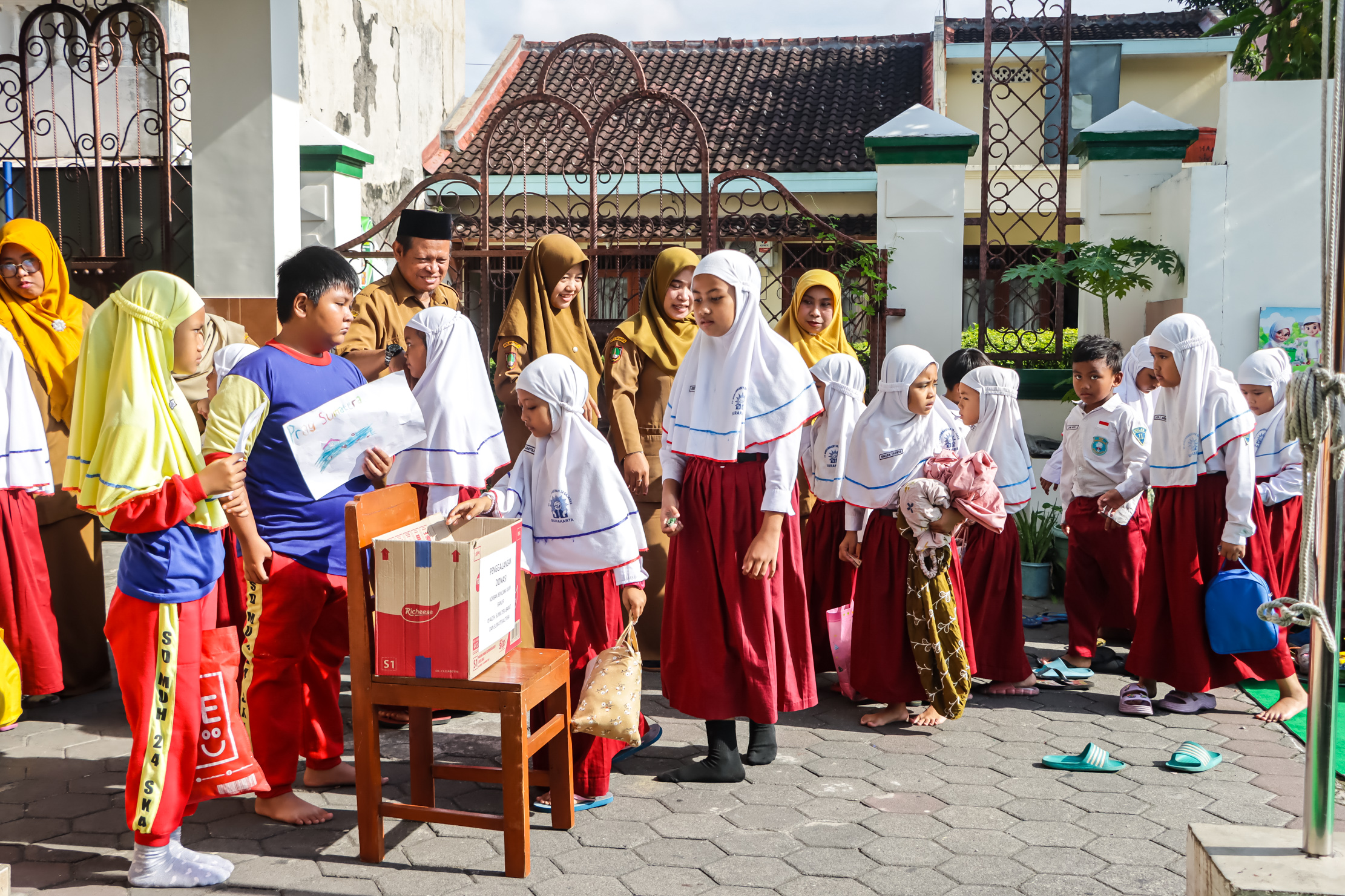 Siswa SD Muhammadiyah 24 Solo masukkan donasi ke dalam kardus, Senin (8/12).