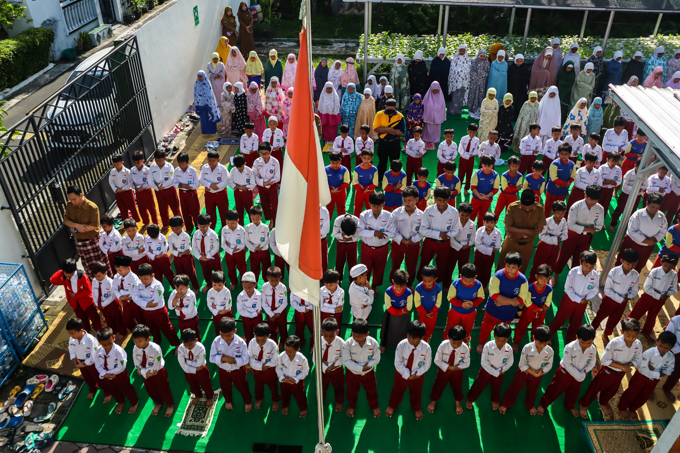 Siswa dan guru SD Muhammadiyah 24 Solo gelar salat gaib doakan korban banjir Aceh di halaman sekolah, Senin (8/12).