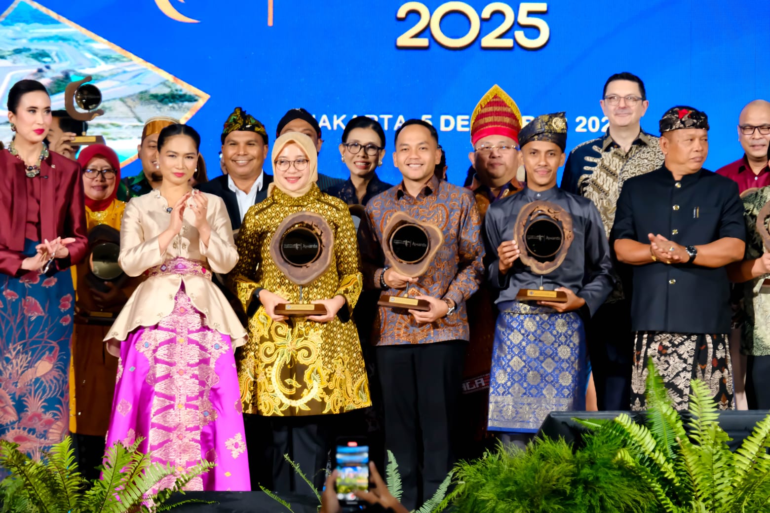 Respati bersama kepala daerah lain mendapat penghargaan dari Kementerian Pariwisata. (Humas Pemkot Solo)