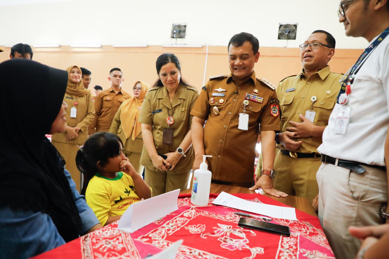 Pemprov Jateng gencarkan bantuan sosial, kesehatan keliling, dan pangan murah untuk jaga stabilitas harga jelang Natal dan Tahun Baru 2025.