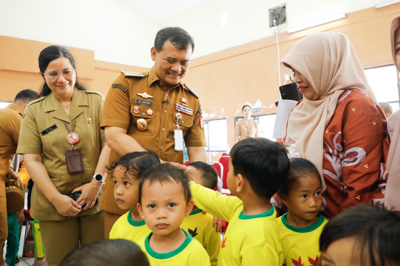 Pemprov Jateng gencarkan bantuan sosial, kesehatan keliling, dan pangan murah untuk jaga stabilitas harga jelang Natal dan Tahun Baru 2025.