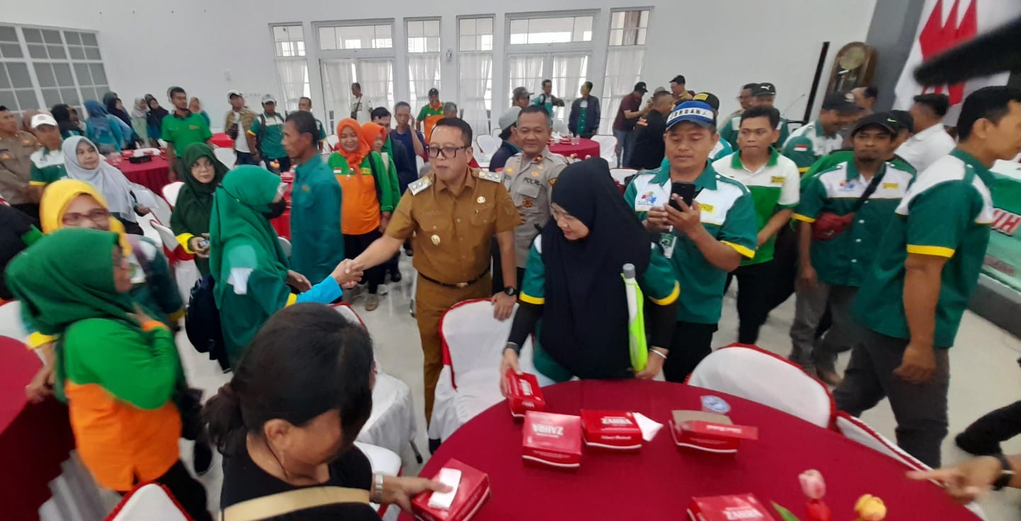 Wakil Bupati Karanganyar Adhe Eliana usai beraudiensi dengan serikat pekerja FSP-KEP, Senin (8/12/2025). (Rudi Hartono/Radar Solo)