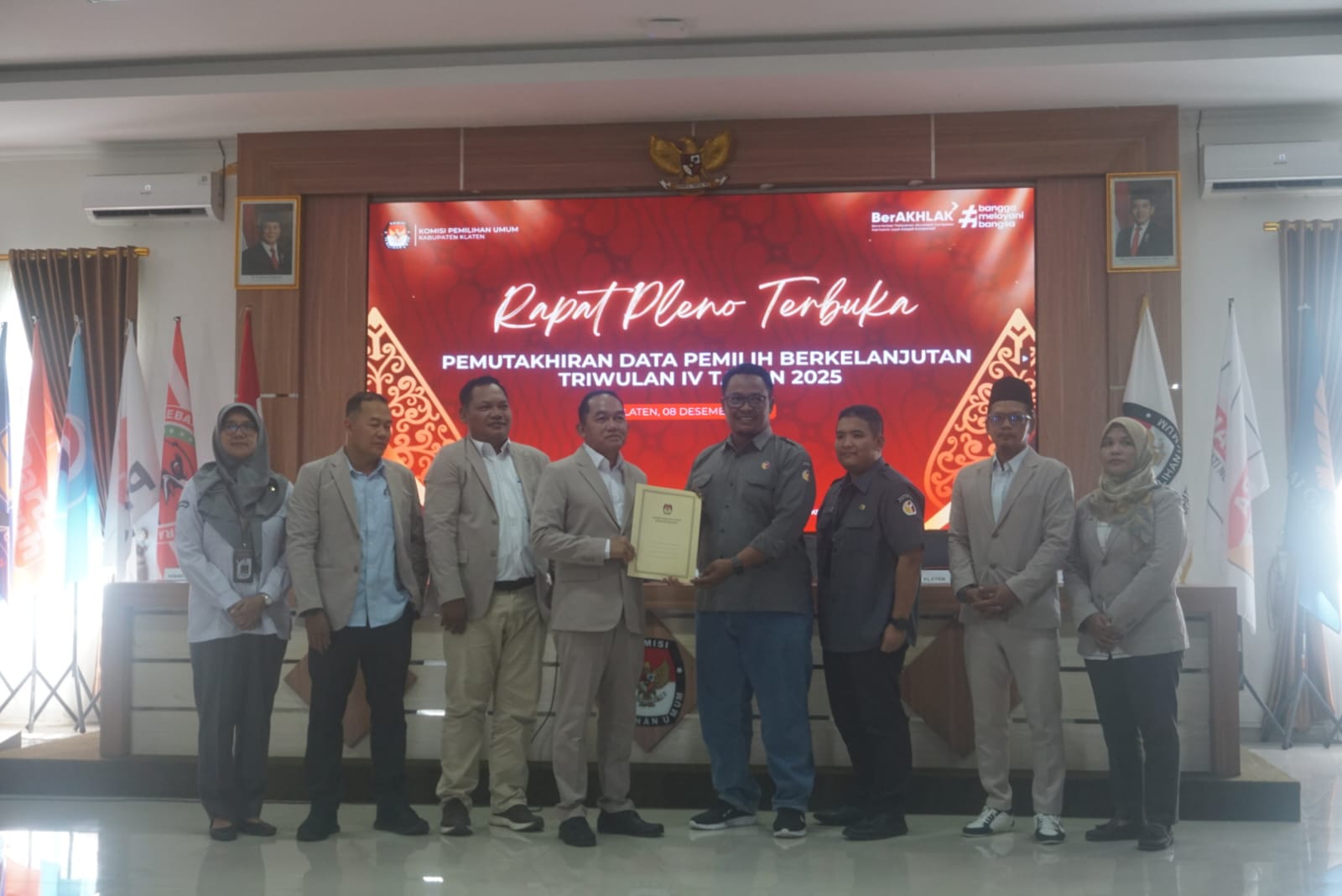 KPU Klaten saat menggelar rapat pleno terbuka hasil PDPB dan menyerahkan dokumen ke Bawaslu di aula Kantor KPU Klaten. (Angga Purenda/Radar Solo)
