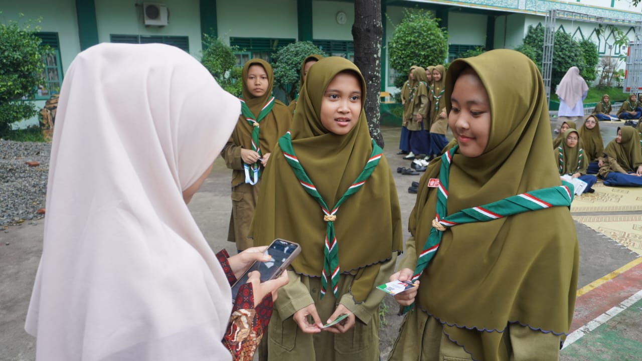 Siswa Ponpes DIMSA Sragen menggalang dana untuk korban bencana Aceh-Sumatera. (Ahmad Khairudin/Radar Solo)