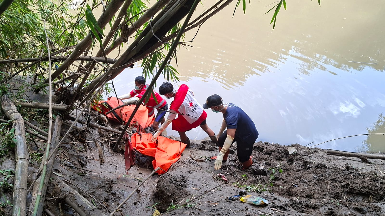 Tim relawan gabungan evakuasi jasad kakek di pinggir Sungai Cemara, Plupuh, Sragen, Senin (8/12/2025). (Ahmad Khairudin/Radar Solo)