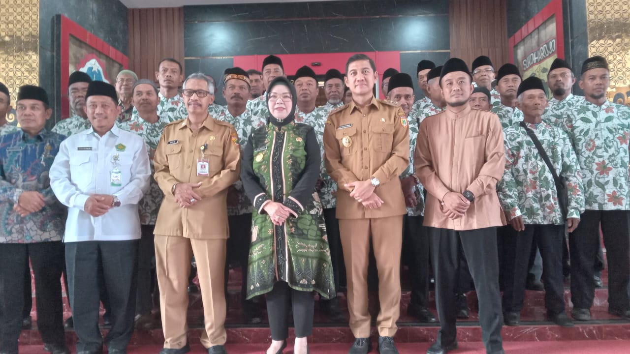 Bupati Sukoharjo Etik Suryani dan Wabup Eko Sapto Purnomo bersama takmir masjid yang terima umrah gratis, Selasa (9/12).
