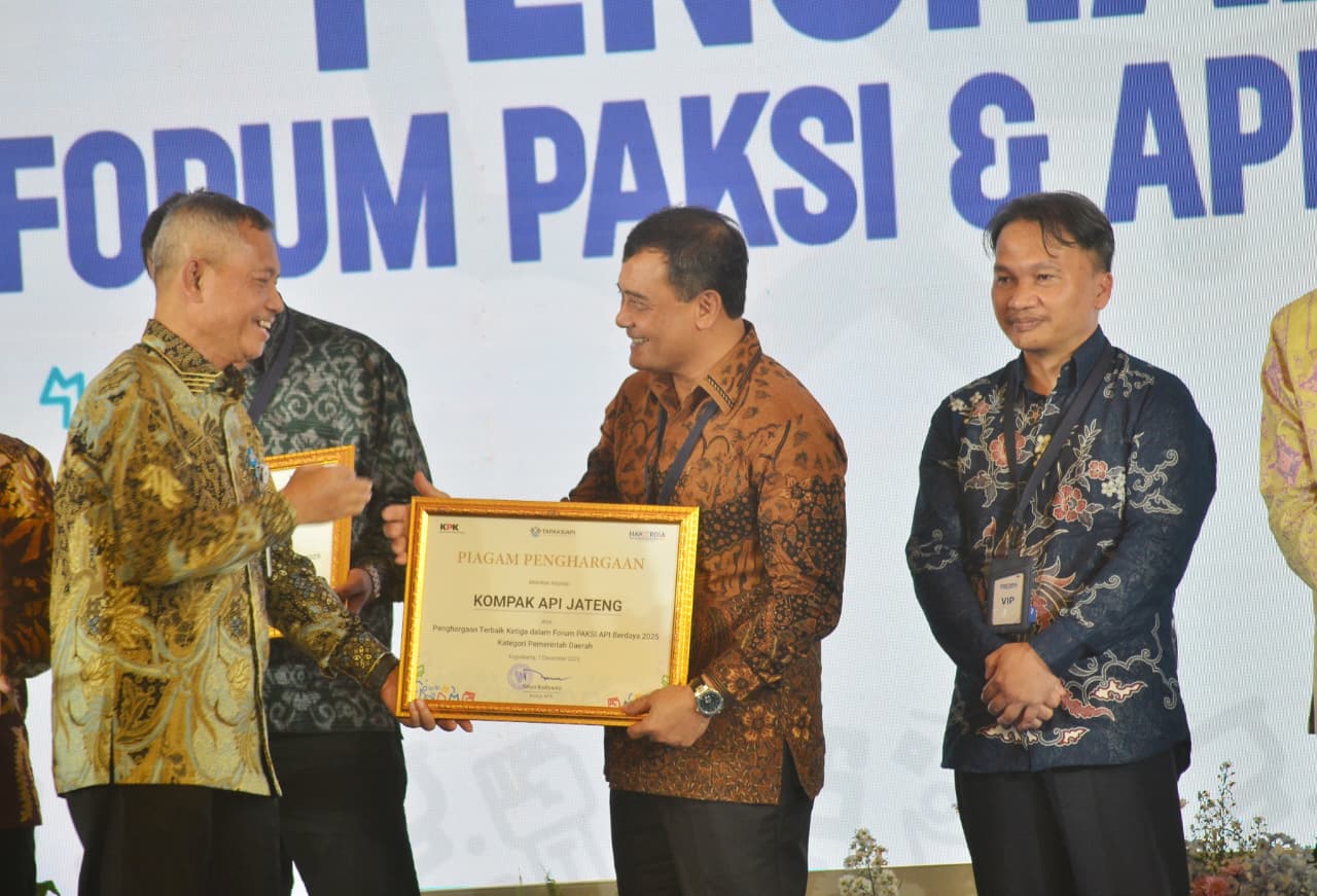 Gubernur Jateng Ahmad Luthfi terima dua penghargaan dari KPK dalam acara puncak peringatan Hakordia 2025 di Bangsal Kepatihan Kantor Gubernur D.I. Yogyakarta, Selasa (9/12/2025).