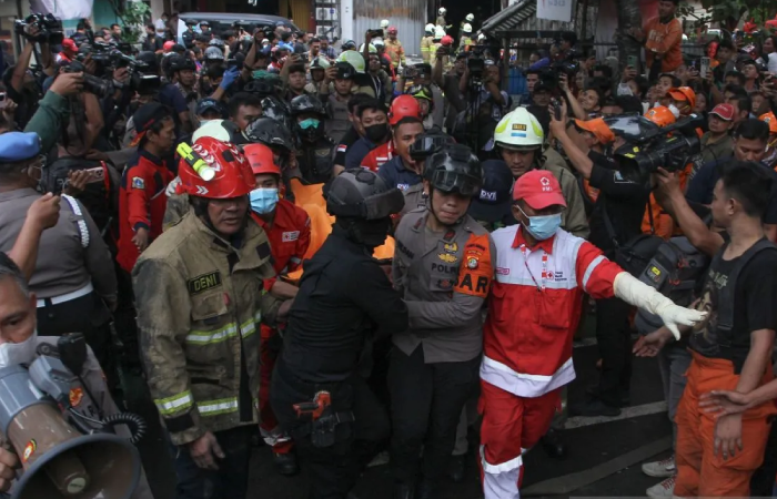 Petugas mengevakuasi jenazah korban kebakaran di gedung Terra Drone, Jalan Letjen Soeprapto, Cempaka Baru, Kemayoran, Jakarta Pusat, Selasa (9/12/2025)