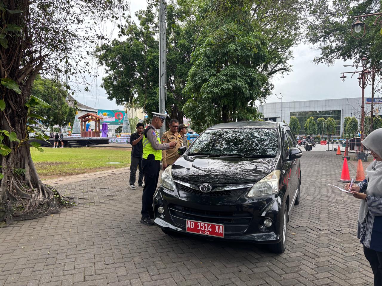 Petugas gabungan melakukan razia kepatuhan ASN dalam membayar pajak kendaraan di balai kota, Selasa kemarin (9/12). (Silvester Kurniawan/Radar Solo)