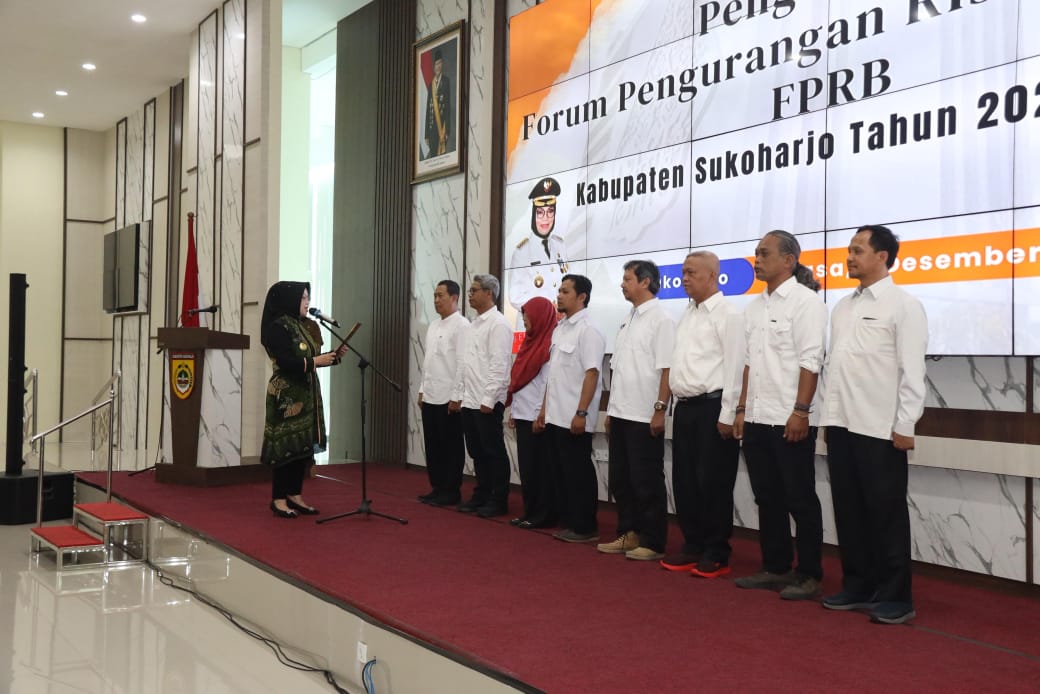 Bupati Sukoharjo Etik Suryani kukuhkan FPRB dalam sebuah acara di Menara Wijaya, Selasa (9/11).