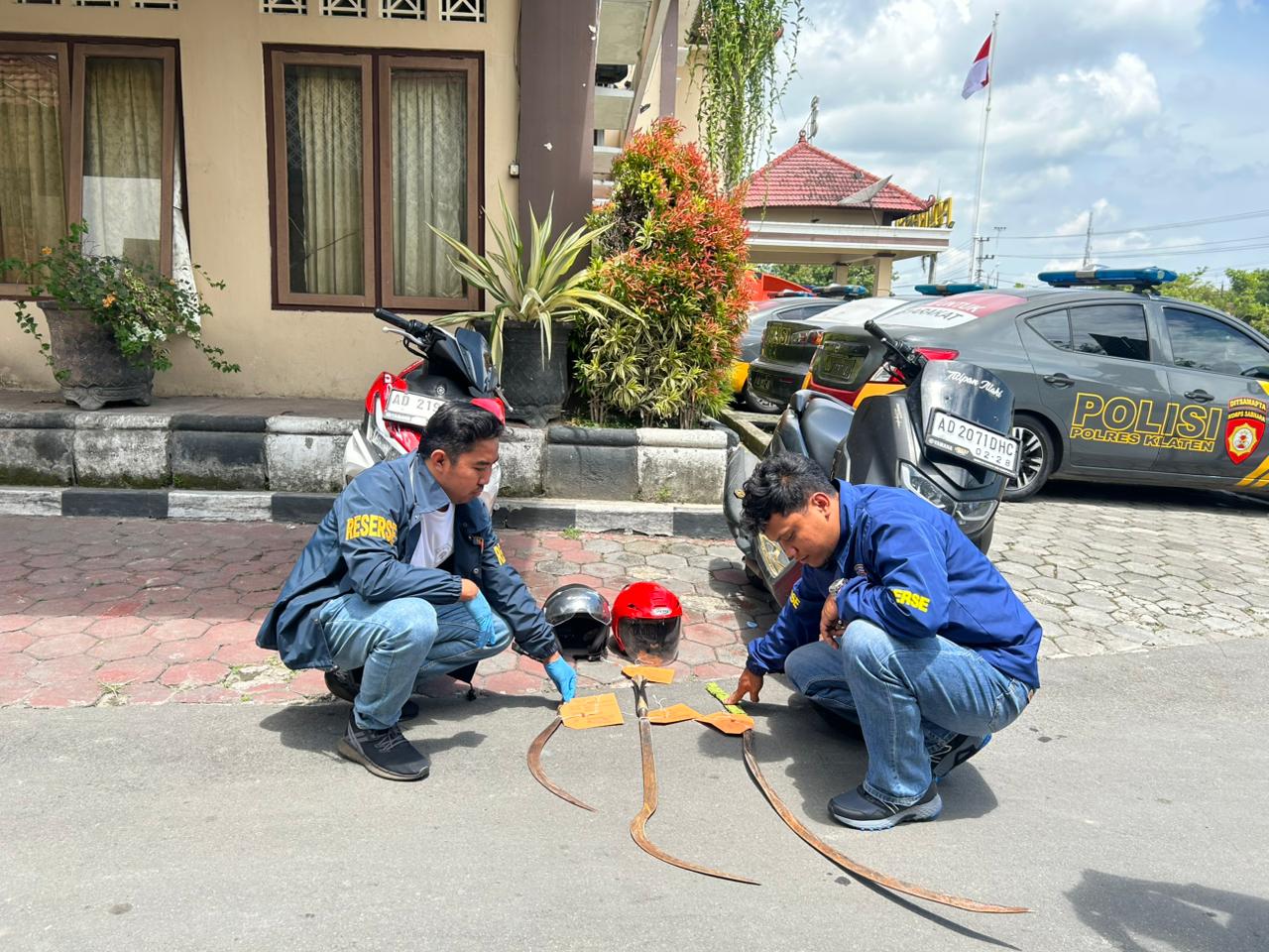 Jajaran Satreskrim saat memperlihatkan barang bukti dari kelompok konvoi bersajam di Mapolres Klaten. (Dokumentasi Polres Klaten)