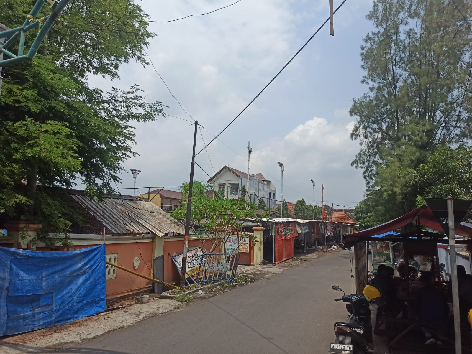 Ilustrasi PKL yang berjualan di sekitar lapangan Tenis Budi Kridasena Sukoharjo.