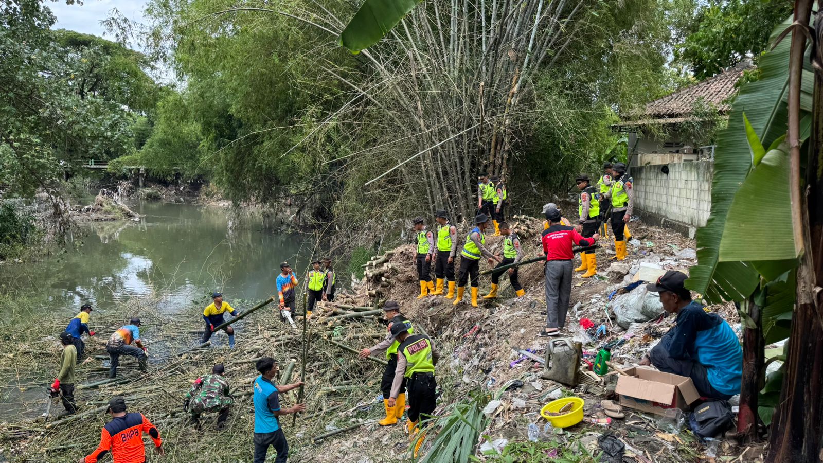 Pembersihan rumpun bambu di Sungai Bloro, Desa Kupang, Kecamatan Karangdowo, Klaten, Selasa (9/12/2025). (Dok.Polres Klaten)