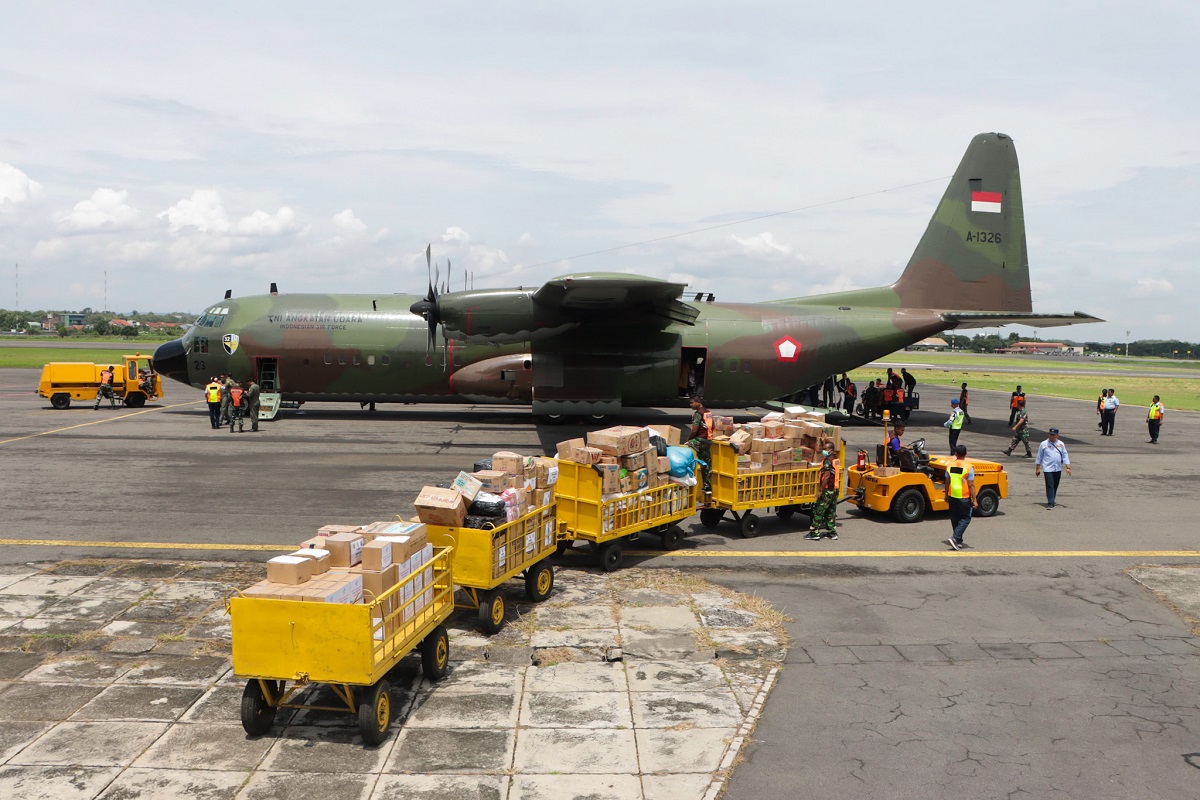 Pesawat Hercules TNI AU berangkatkan 2,2 ton bantuan logistik untuk masyarakat terdampak bencana di Sumatra dari Lanud Adi Soemarmo, Boyolali, Selasa (9/12/2025).
