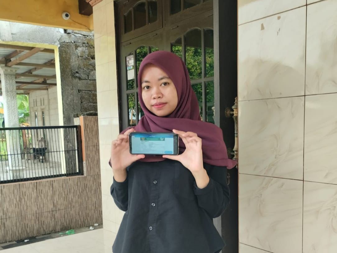 Lulu saat memperlihatkan kartu BPJS Kesehatan digital untuk mengakses program JKN.
