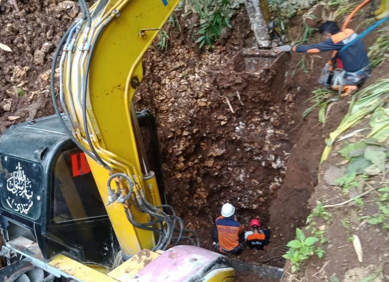 Normalisasi luweng di Desa Sumberagung, Kecamatan Pracimantoro, Wonogiri menggunakan alat berat.