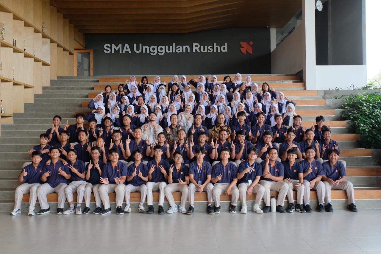 Para peserta National Junior Science Technology Olympiad (JSTO) yang digelar SMA Unggulan Rushd bekerja sama dengan platform asesmen digital terkemuka Algobash.