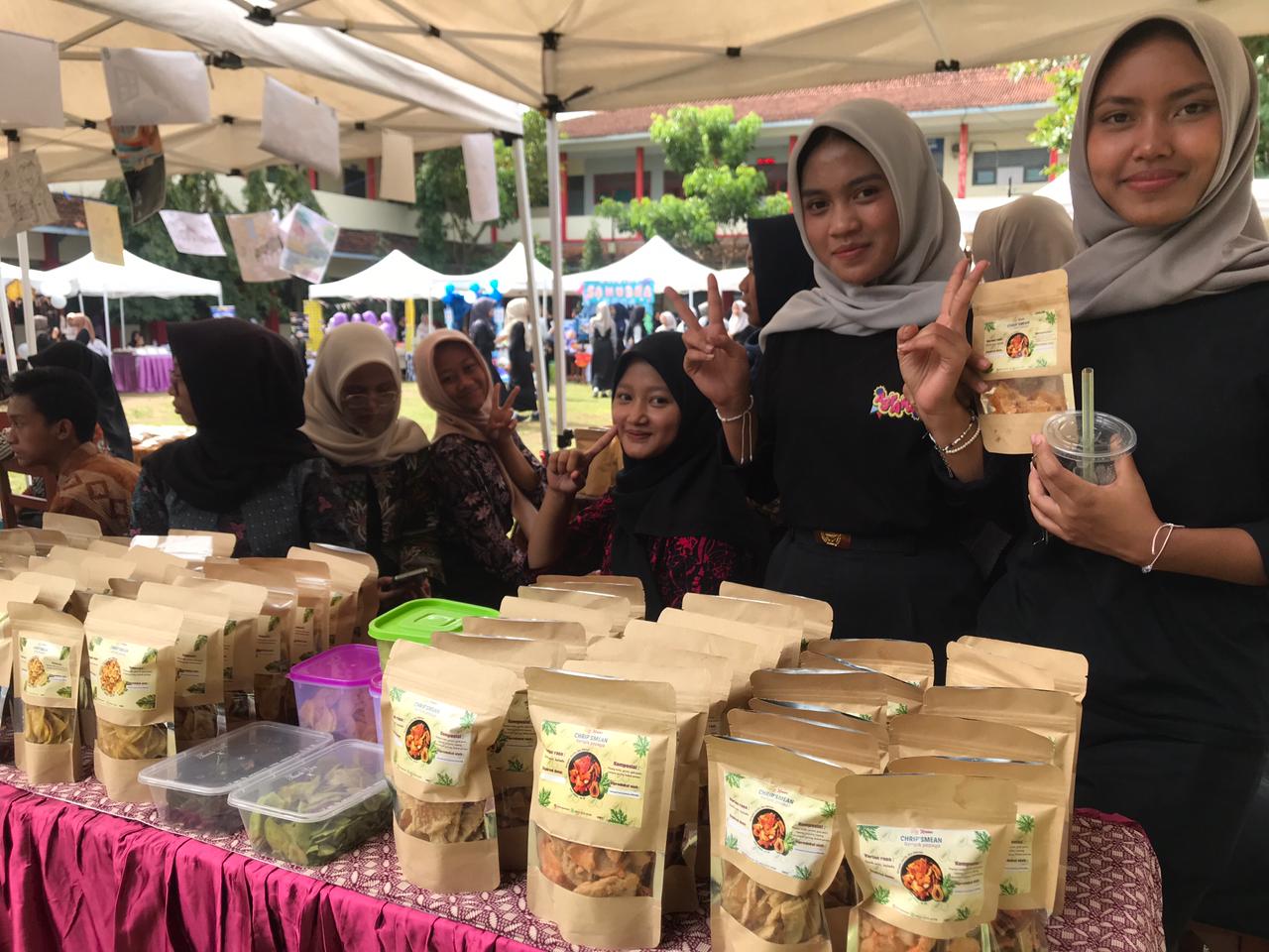 SMKN 1 Boyolali menggelar pameran kewirausahaan di sekolah setempat, Selasa (9/12/2025).Kegiatan ini merupakan bagian implementasi dari proyek kewirausahaan dan P5. Keripik pepaya jadi primadona.
