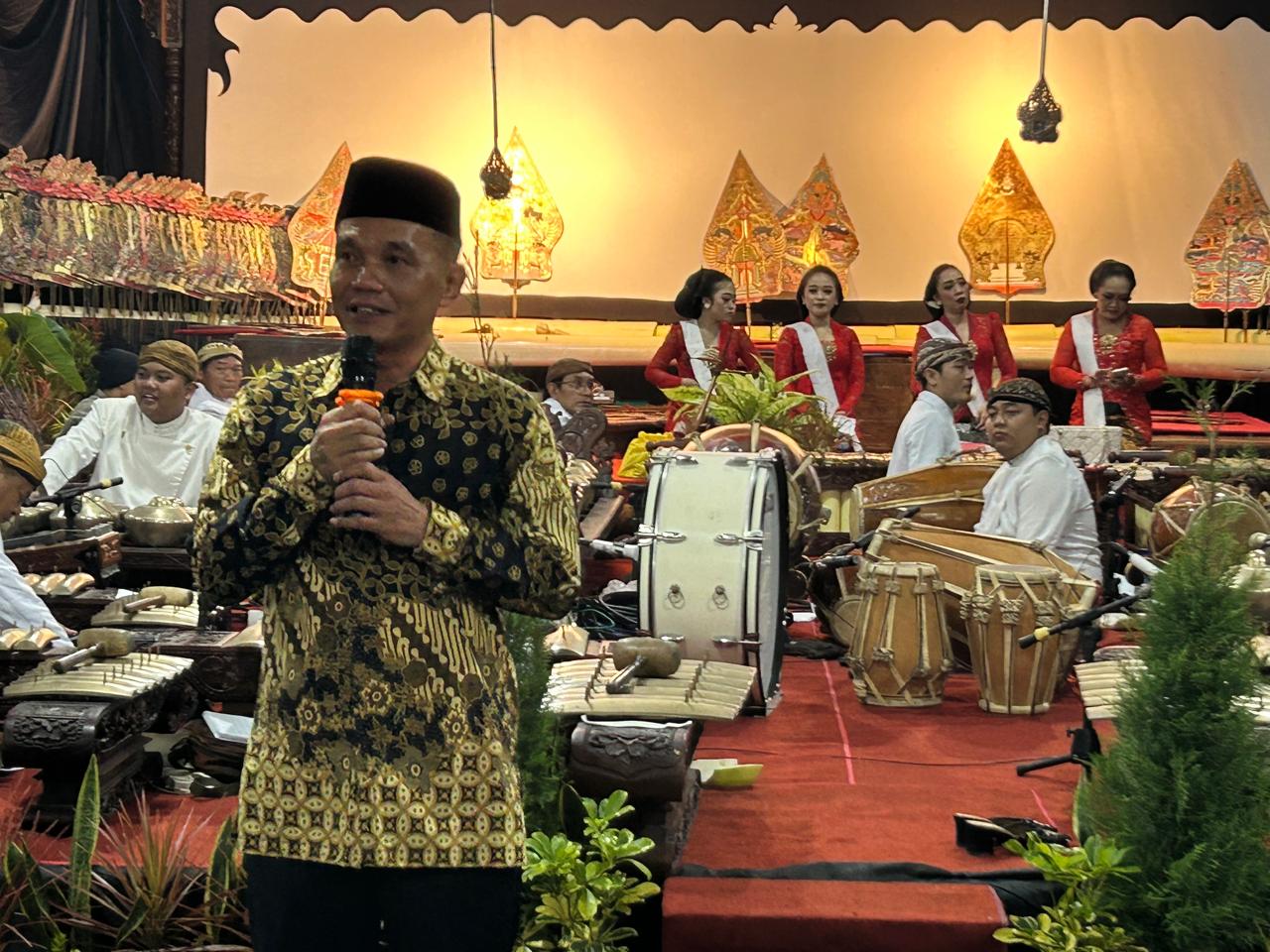 Ketua DPRD Jateng Sumanto rutin menggelar pentas wayang kulit di kediamannya, Desa Suruh, Kecamatan Tasikmadu, Kabupaten Karanganyar.