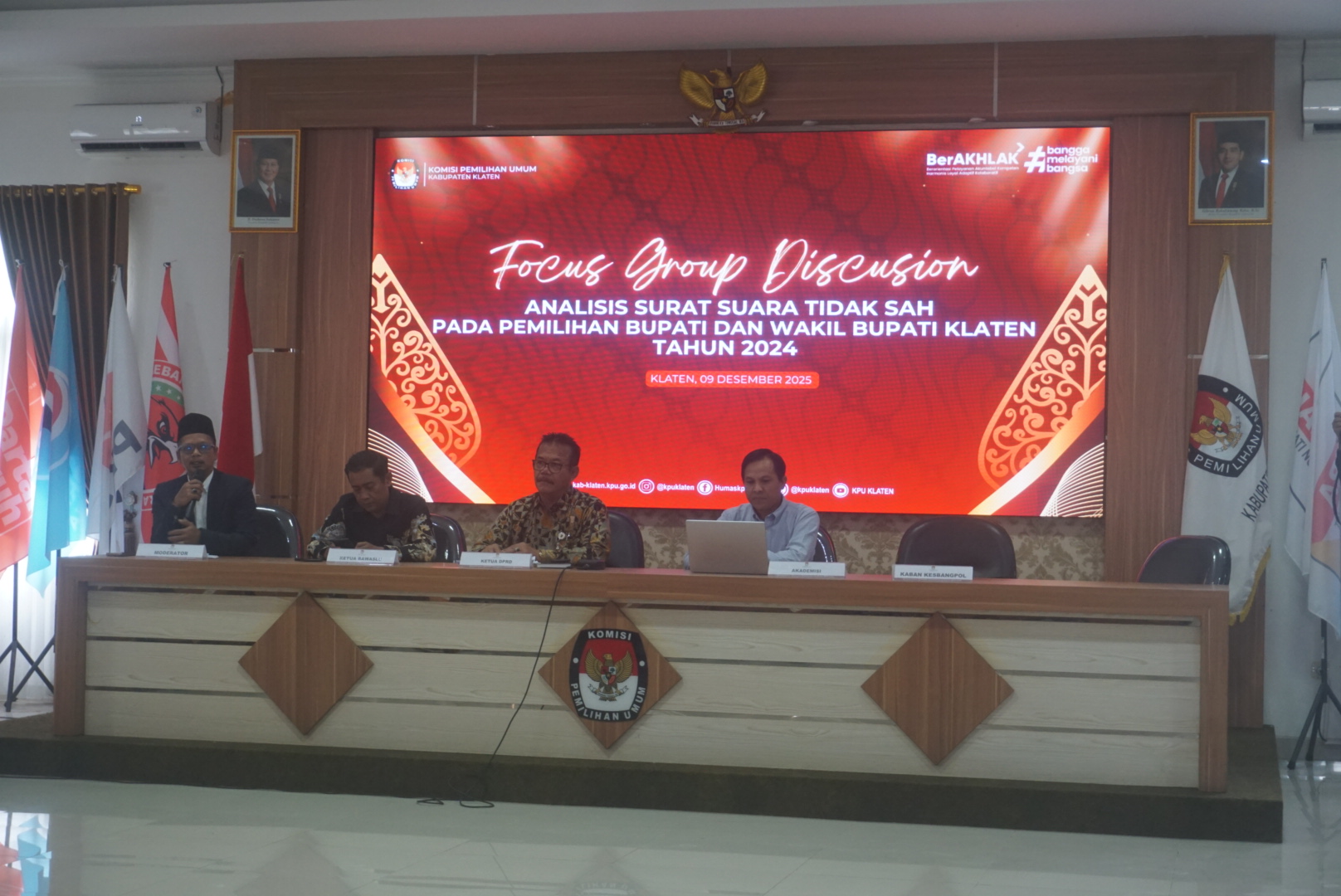 KPU Klaten menggelar FGD yang membedah 43.655 surat suara tidak sah. (Angga Purenda/Radar Solo)