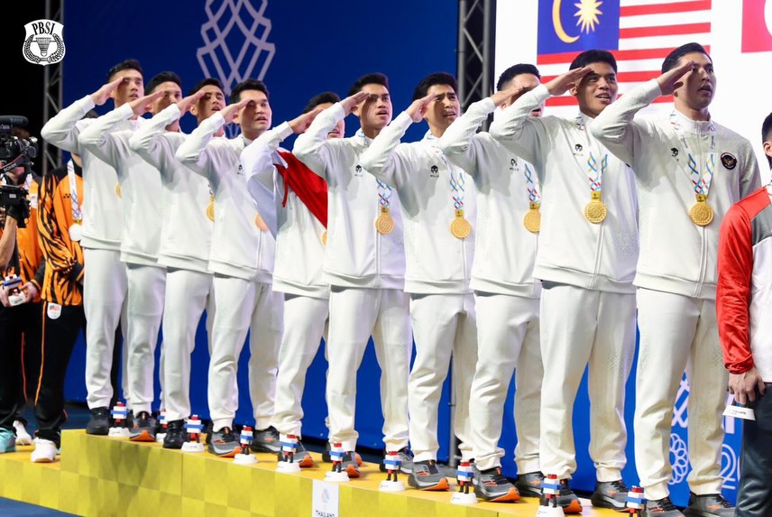 MENANG: Tunggal putra Indonesia asal Solo Alwi Farhan  (tiga dari belakang) saat mengumandangkan Indonesia Raya di SEA Games 2025 di Thailand, Rabu (10/12).