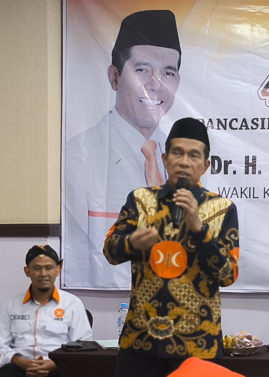 SATUKAN TEKAD: Wakil Ketua Komisi IV DPR RI Dr. H. Abdul Kharis Almasyhari saat menggelar sosialisasi 4 pilar, belum lama ini.&nbsp;