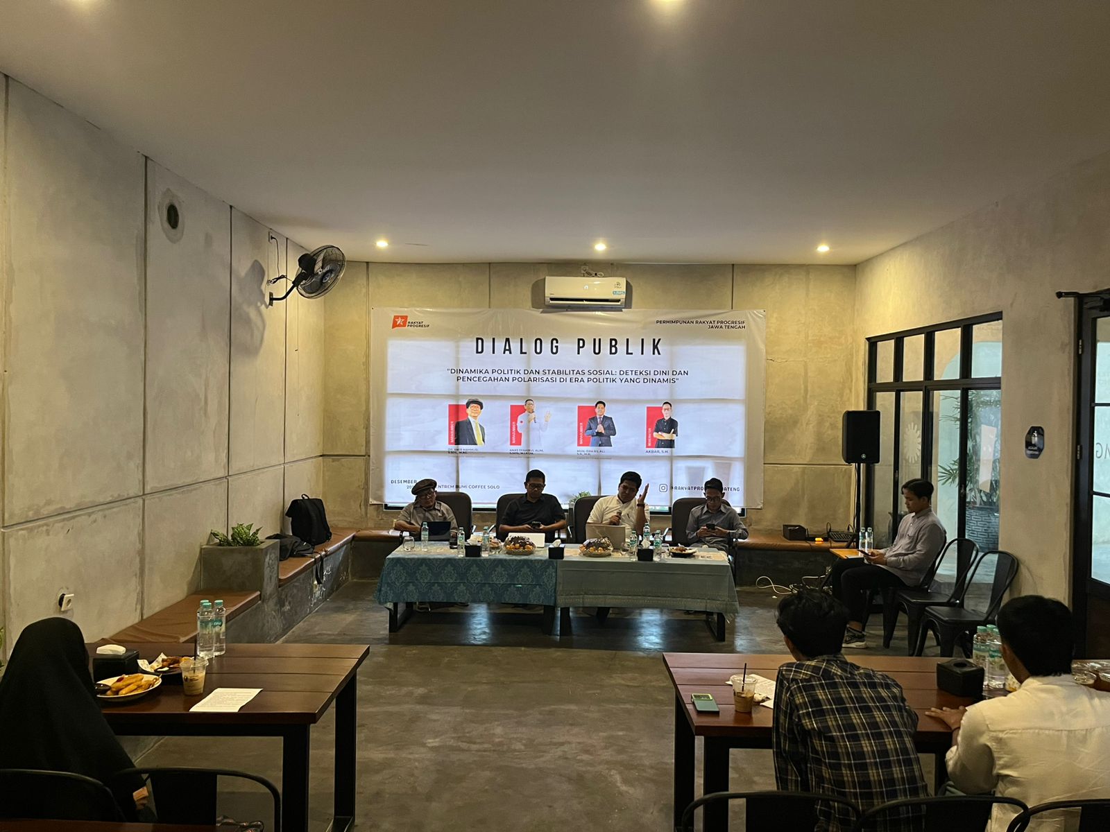 SOSIALISASI: Ketua PWI Solo Anas Syahirul Alim saat jadi pembicara dalam dialog publik.