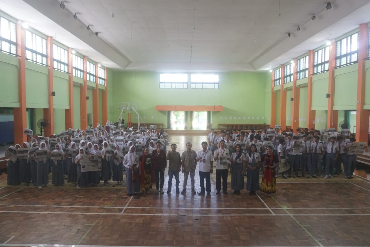 BERJALAN CERIA: Kegiatan sosialisasi yang digelar oleh FSP ISI Surakarta dan pelatihan literasi serta jurnalistik bersama Jawa Pos Radar Solo di GOR SMAN 3 Klaten.