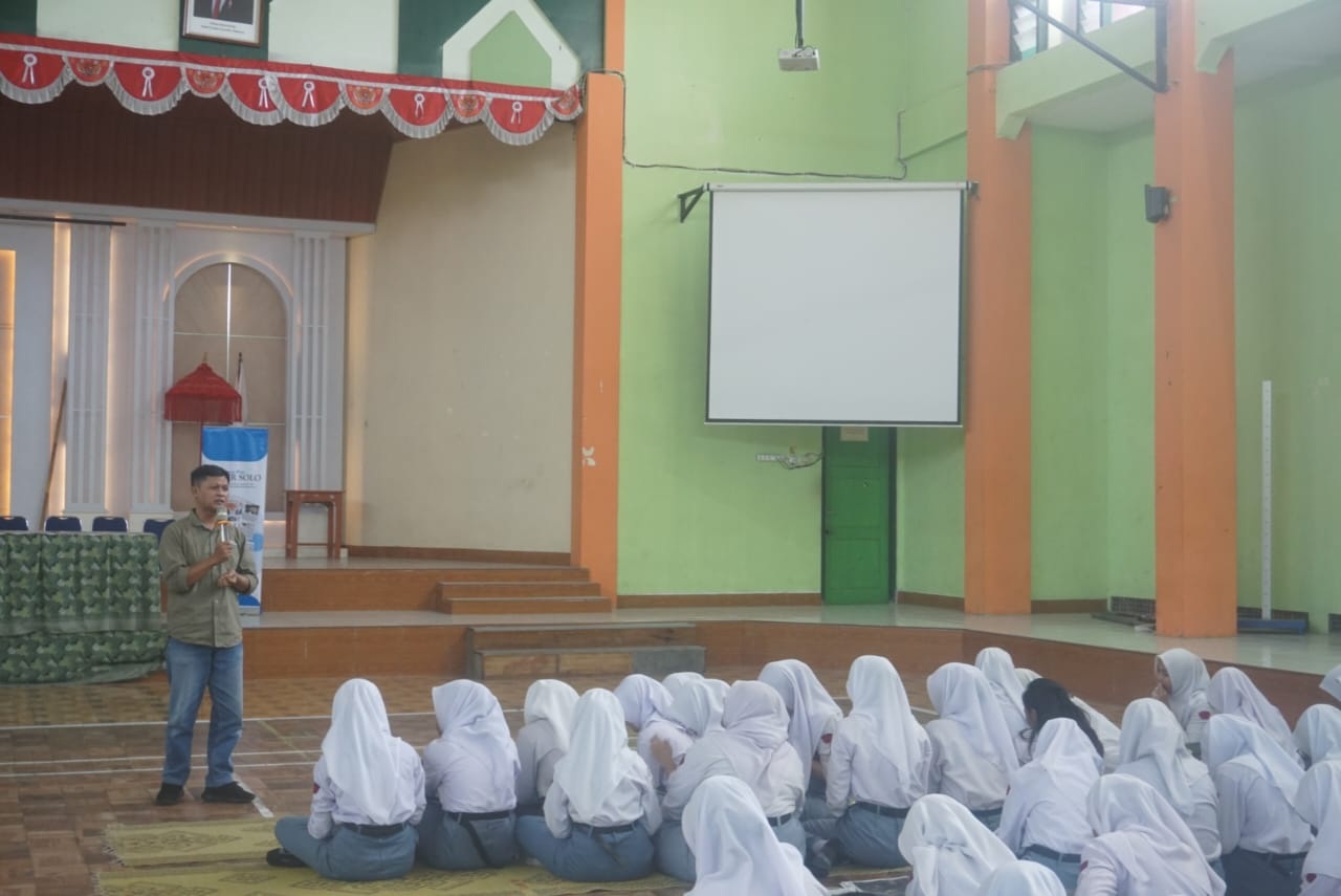 PEMRED JAWA POS RADAR SOLO KABUN TRIYATNO BERI MATERI JURNALISTIK