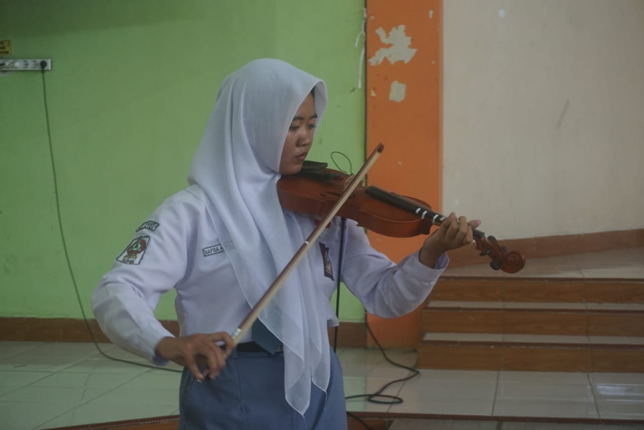 SISWA SMAN 3 KLATEN NAFISA AZKA PUTRI ASSALMA MEMAINKAN BIOLA.