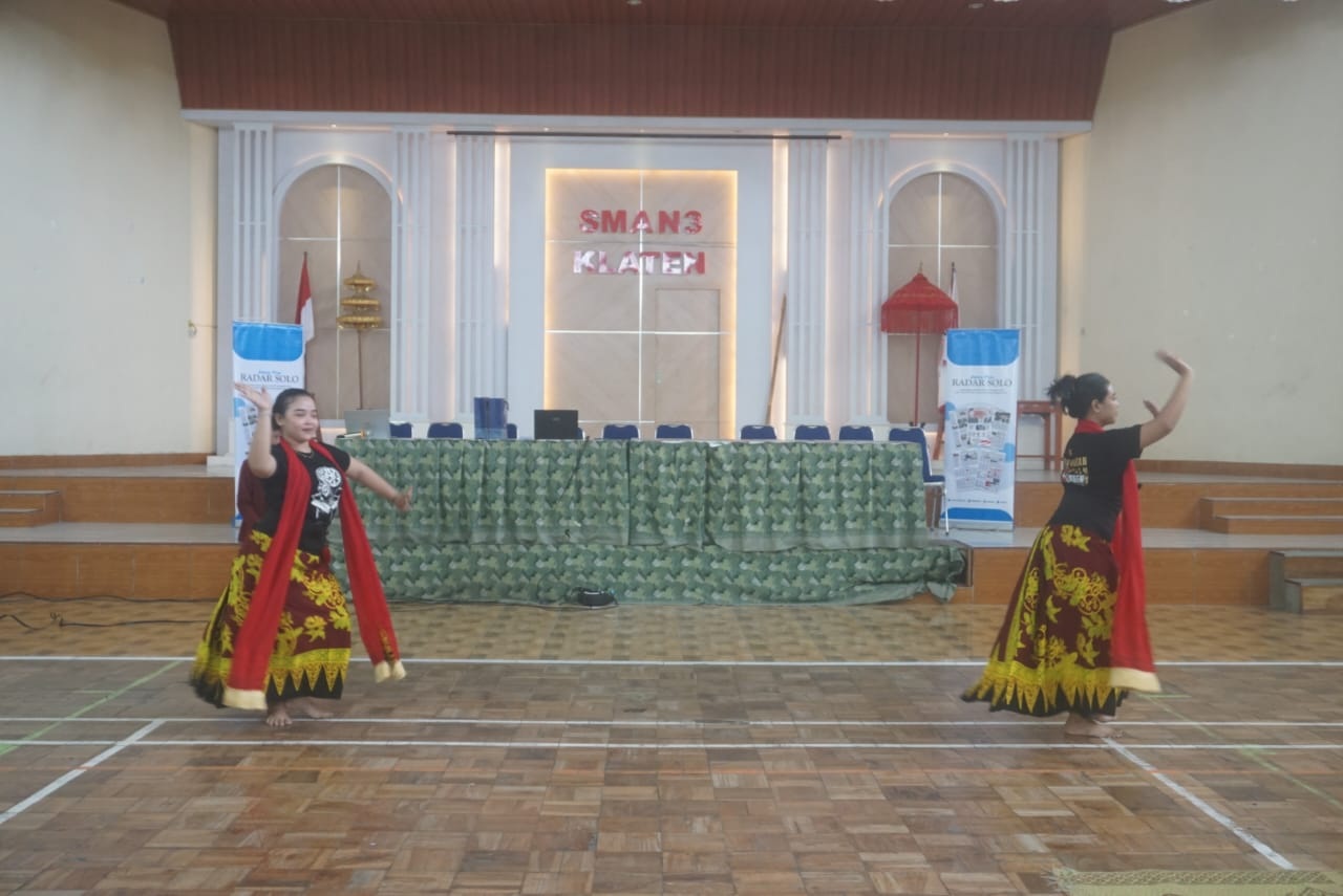 MAHASISWI ISI SURAKARTA MENAMPILKAN TARI GANDRUNG SEBLANG LUKINTO DARI BANYUWANGI