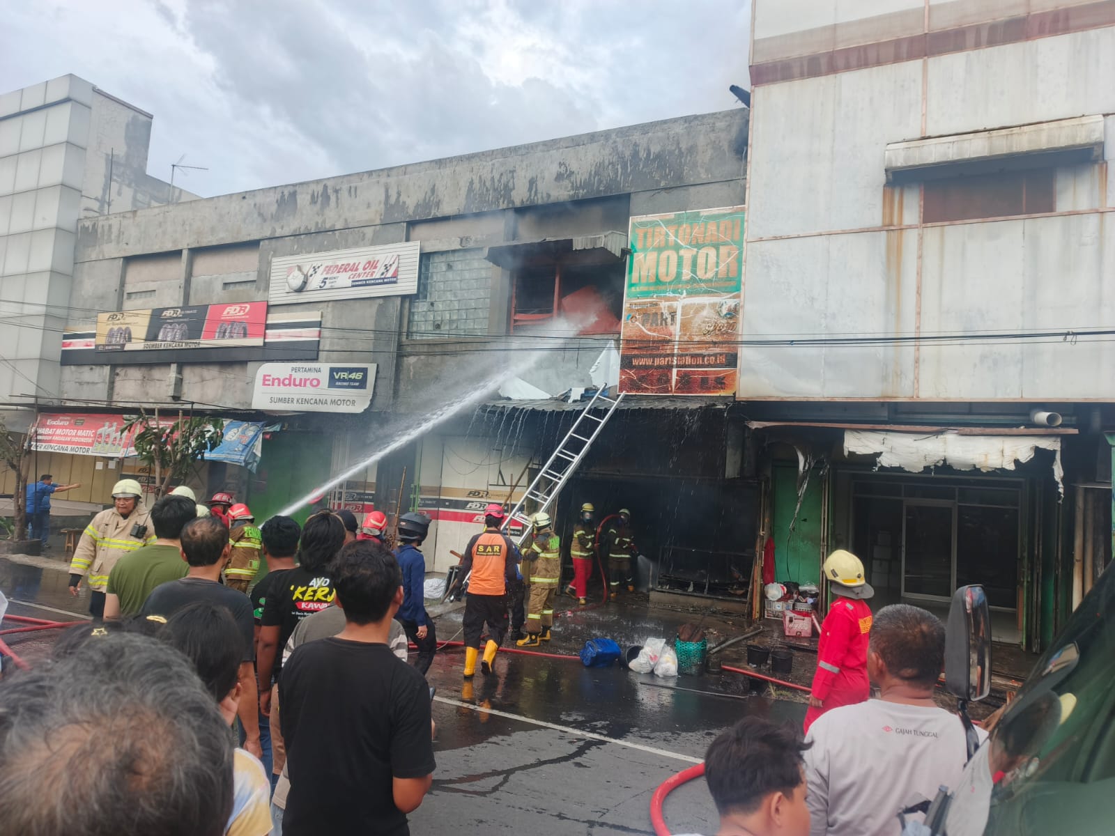 BUAT GEGER: Situasi terbakarnya ruko bengkel dan toko spare di Jalan Ahmad Yani No. 176, Gilingan, Banjarsari, Kota Solo, Rabu (10/12) siang.&nbsp;