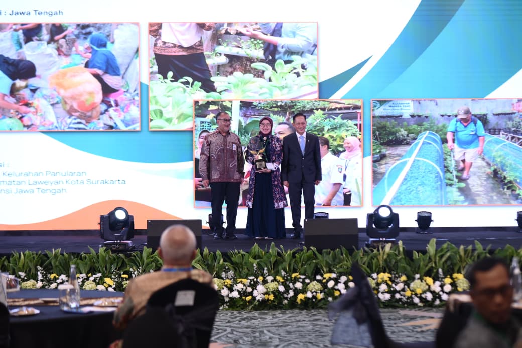 Penyerahan penghargaan Proklim Utama Nasional kepada RW 1 Kel. Panularan diwakili Ayu diapit- Menteri LH Dr. Hanif Faisol (kanan), Deputi PPI dan TKNEK KLH Ir. Ary Sudijanto.