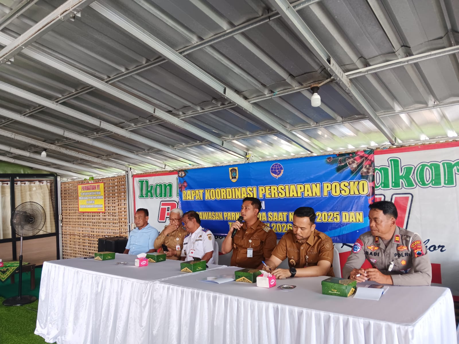 Rakor persiapan posko dan pengawasan parkir dalam menghadapi Libur Nataru di salah satu resto kawasan wisata Rowo Jombor, Krakitan, Bayat. (Angga Purenda/Radar Solo)