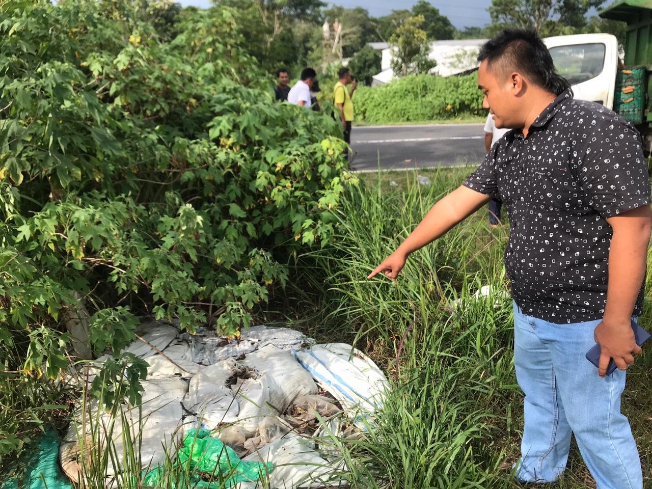 Karung berisi limbah pengolahan ayam yang dibuang sembarangan di dekat permukiman Desa Jelok, Cepogo, Boyolali.