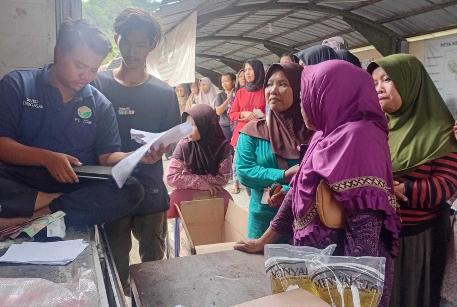 Warga menyerbu pasar murah di Kecamatan Jumapolo, Rabu (10/12/2025). (Rudi Hartono/Radar Solo)