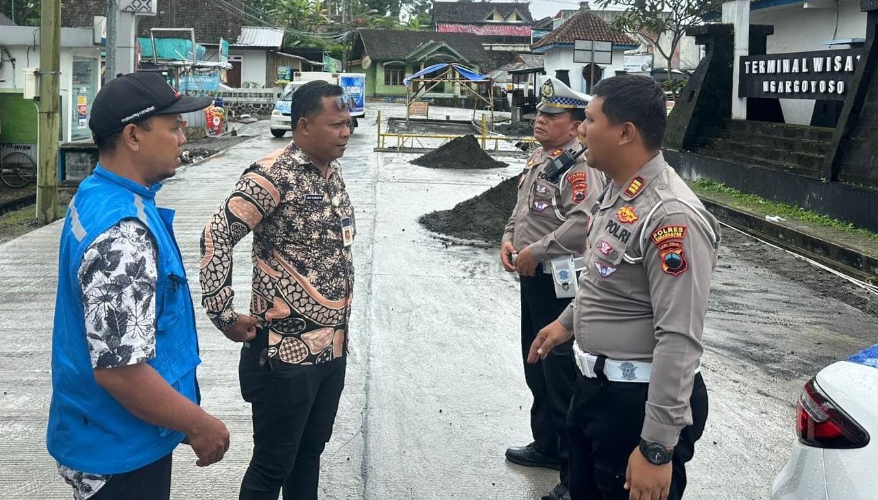 Kasatlantas Polres Karanganyar AKP Agista Ryan Mulyanto (kanan) mengecek perbaikan jalur wisata Ngargoyoso, Rabu (10/12/2025). (Rudi Hartono/Radar Solo)