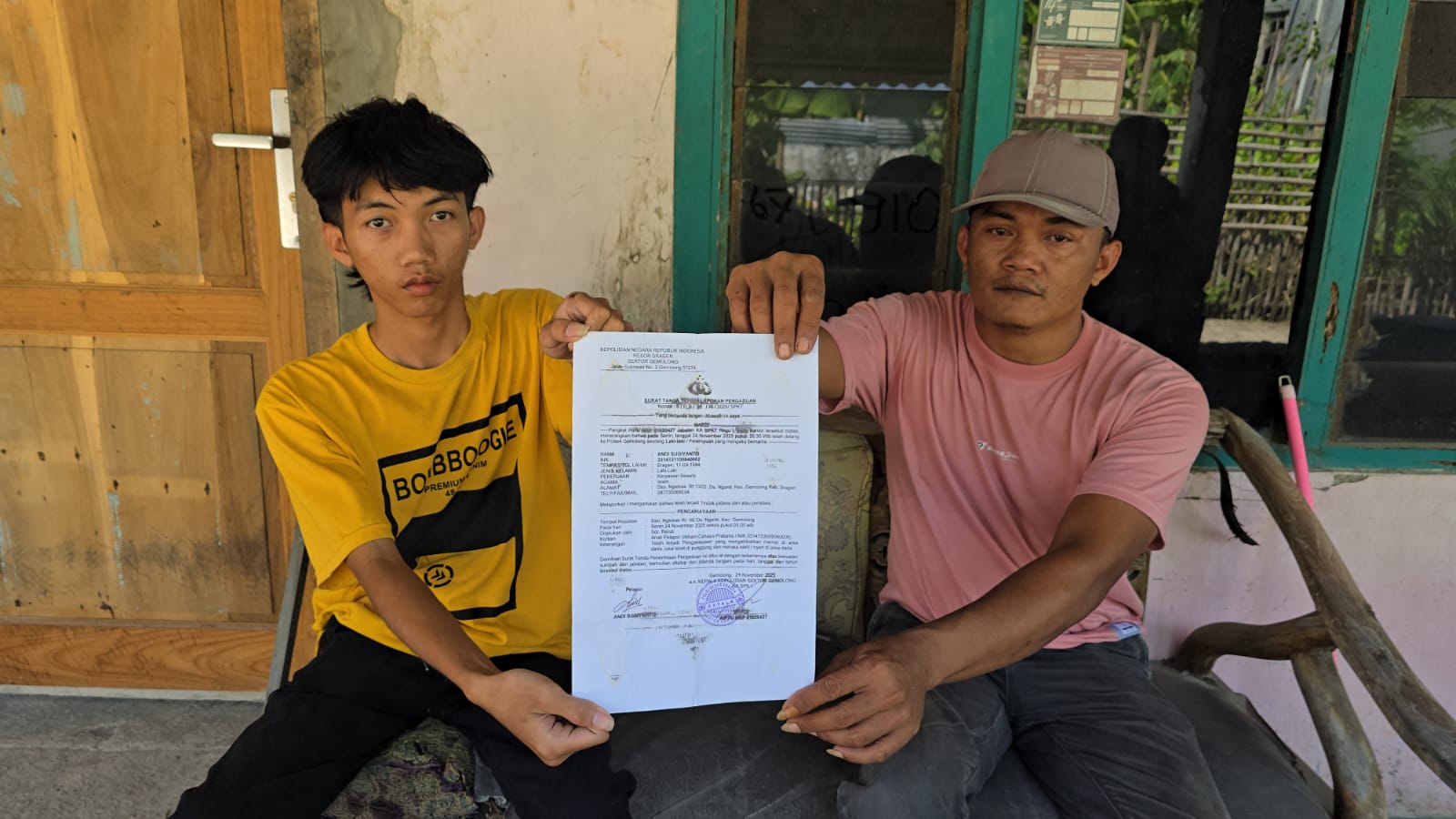 Ilham Cahya Pratama, 19, (kiri) warga Ngelebak, Desa Nganti, Kecamatan Gemolong, Sragen tunjukkan surat laporan penganiayaan yang dialaminya. (Ahmad Khairudin/Radar Solo)