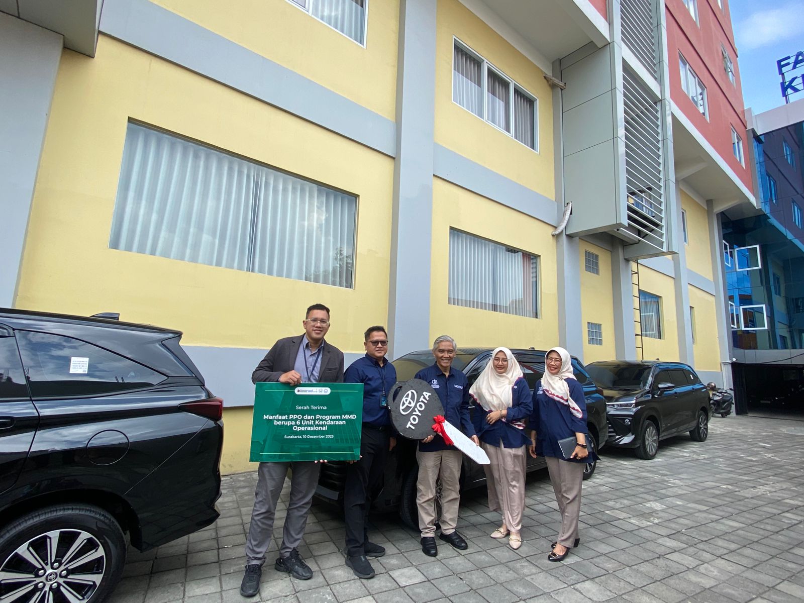 Serah terima mobil operasional dari BTN Syariah ke Universitas Duta Bangsa (UDB) Surakarta di kampus setempat, Rabu (10/12) siang.