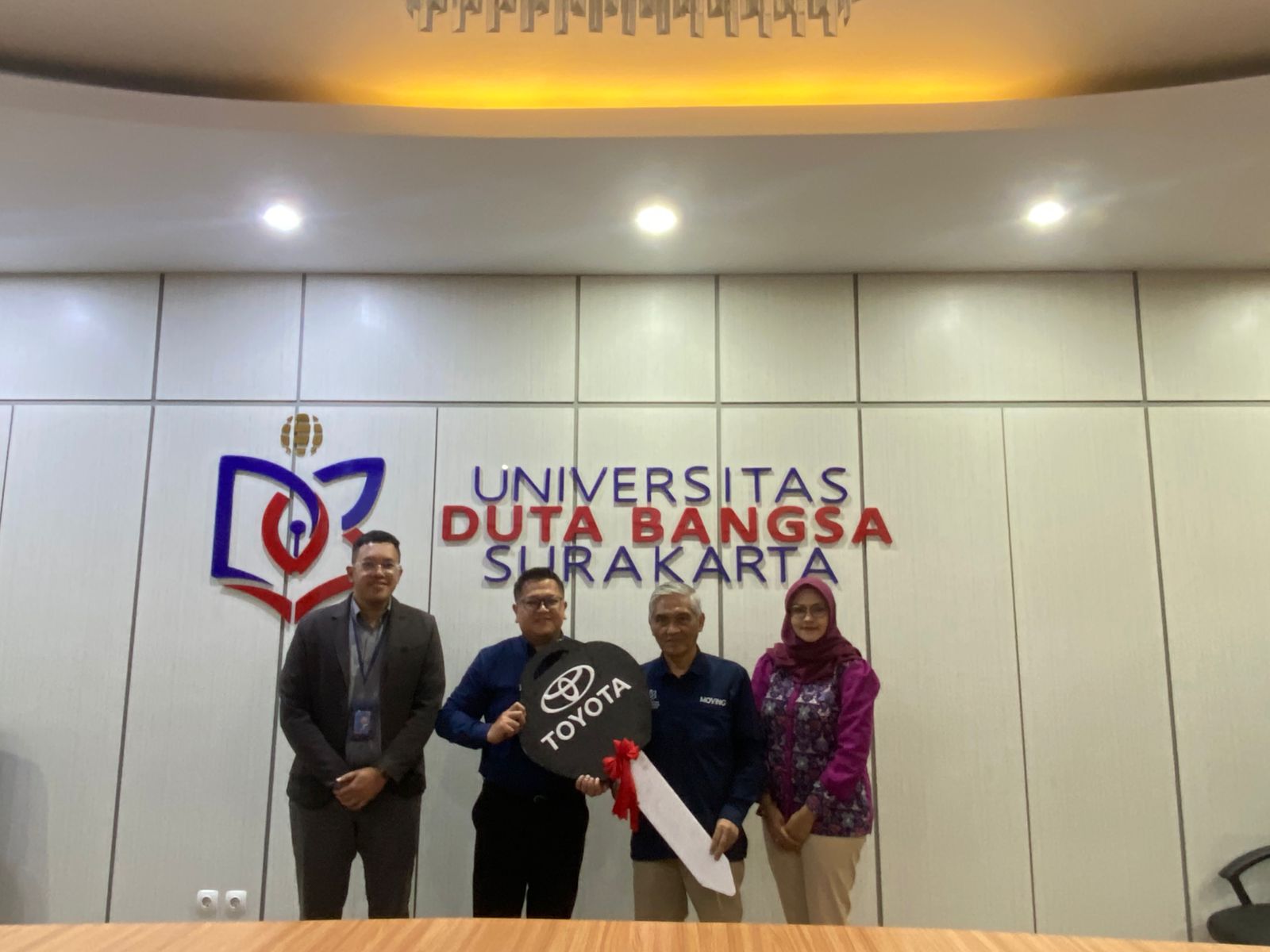 Serah terima mobil operasional dari BTN Syariah ke Universitas Duta Bangsa (UDB) Surakarta di kampus setempat, Rabu (10/12) siang.