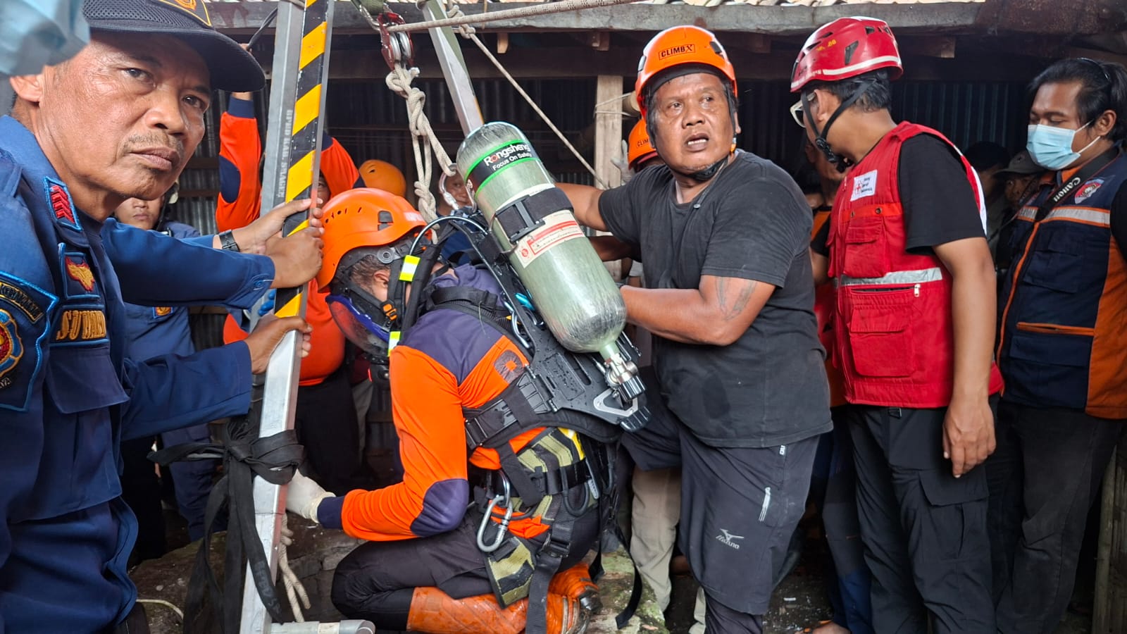 Tim SAR gabungan mengevakuasi jasad nenek asal Plupuh, Sragen yang tercebur sumur, Rabu (10/12/2025) siang. (Dokumentasi PMI Sragen)