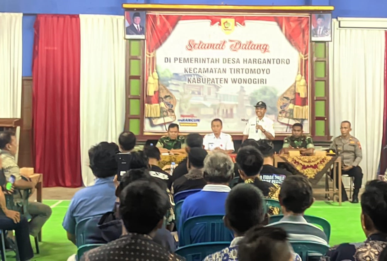 Mediasi antara warga dan Pemdes Hargantoro, Tirtomoyo yang memprotes pembangunan gedung KDMP di lapangan desa, Rabu (10/12/2025).