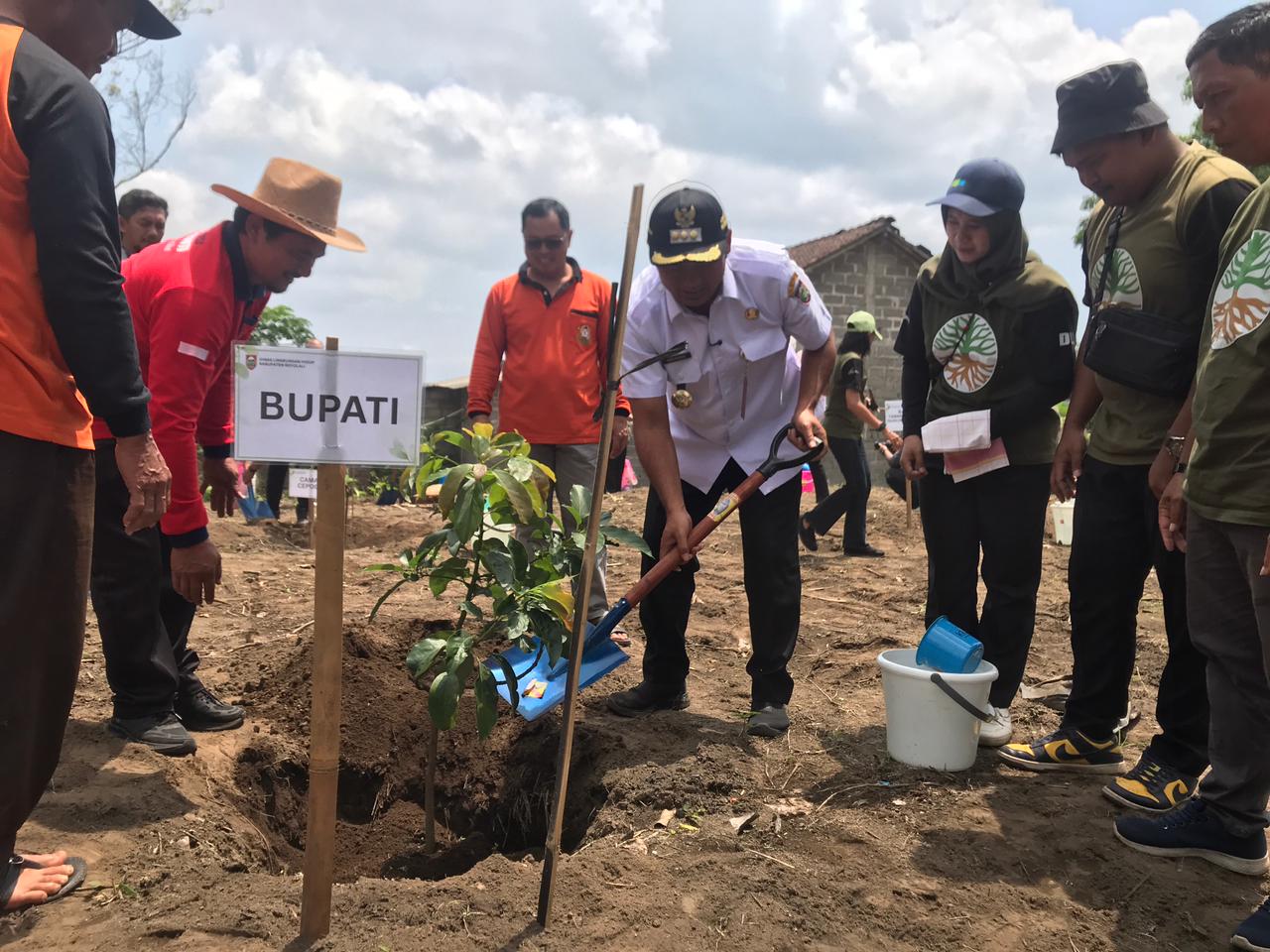 Bupati Boyolali Agus Irawan tanam pohon di Situs Cabean Kunti, Desa Cabean Kunti, Kecamatan Cepogo, Rabu (10/12/2025).