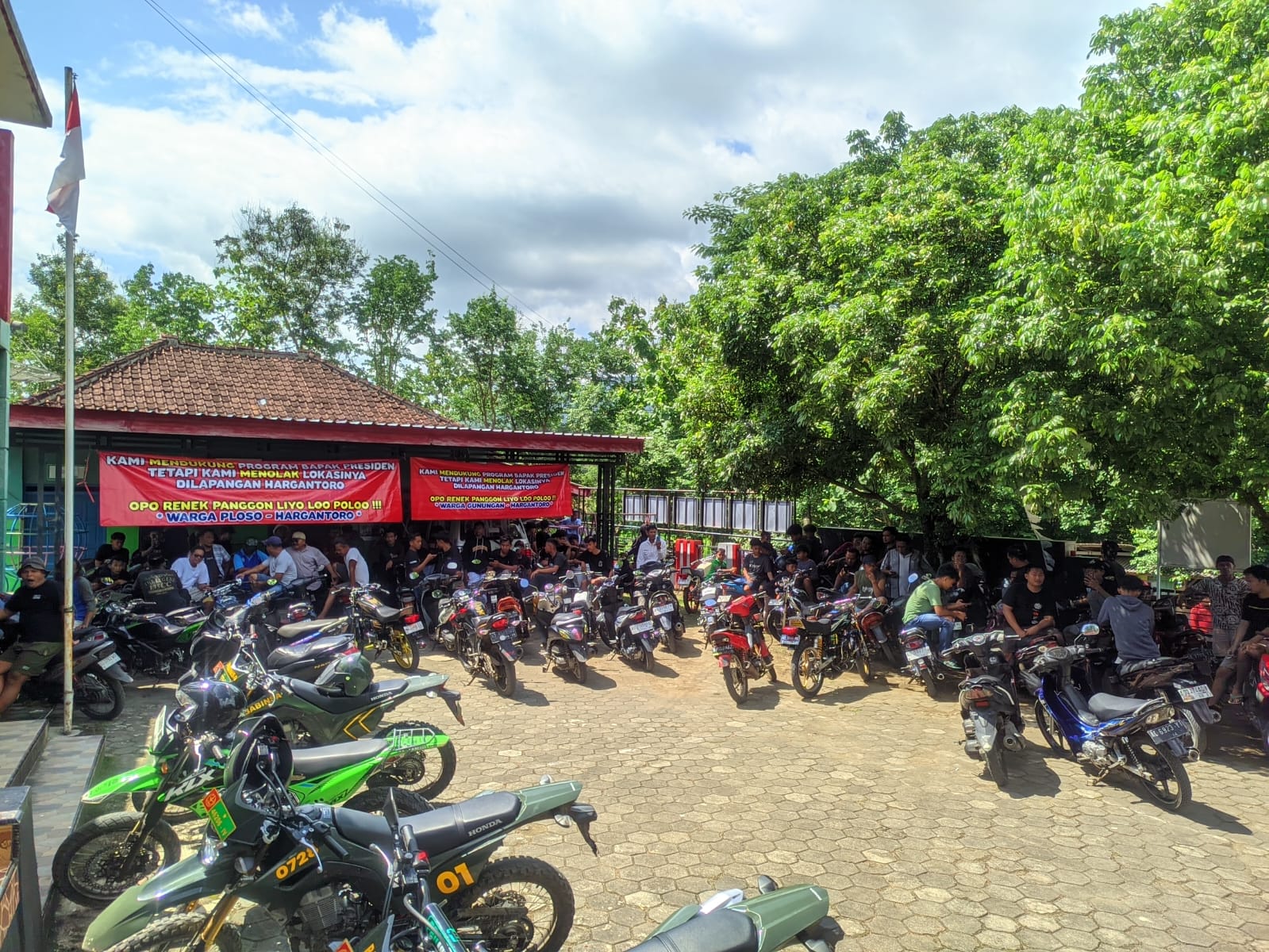 Warga menggeruduk Balai Desa Hargantoro, Tirtomoyo, Wonogiri memprotes pendirikan gedung KDMP, Rabu (12/10/2025).
