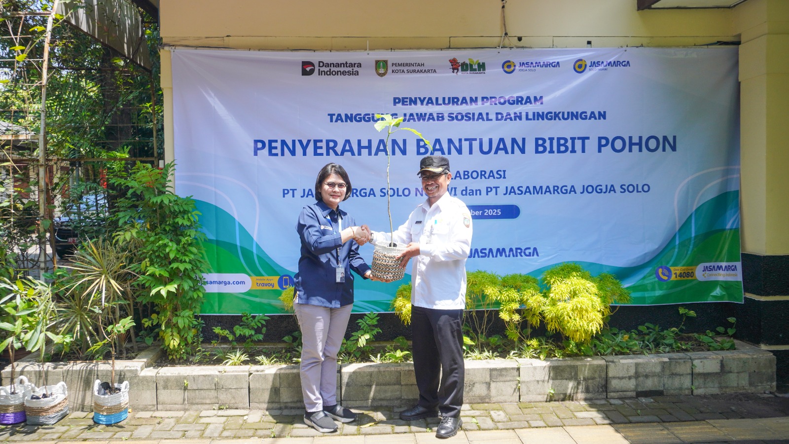 Dirut PT JSN Mery Natacha Panjaitan serahkan bantuan bibit pohon kepada DLH Surakarta dan Komunitas Komunitas Suka Tanaman Solo Raya (Sutasora).