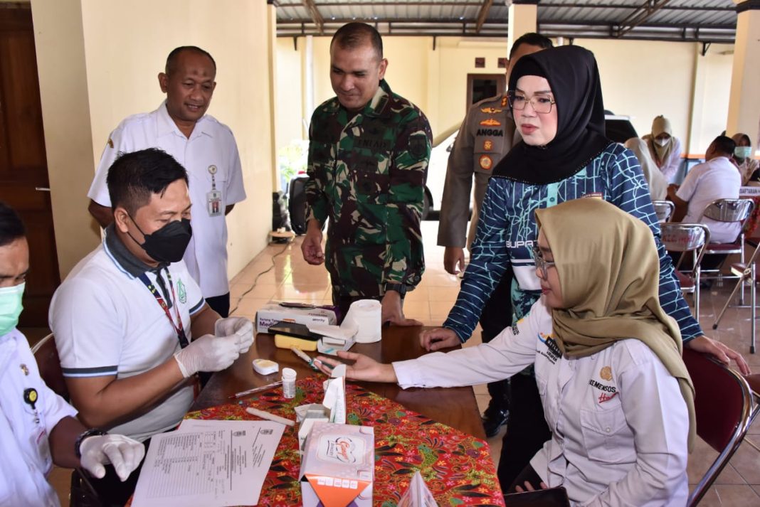 Bupati Sukoharjo Etik Suryani cek layanan kesehatan pada Karya Bhakti TNI dalam rangka Peringatan Hari Juang TNI AD Tahun 2025 di Desa Tawang, Kecamatan Weru, Rabu (10/12/2025).