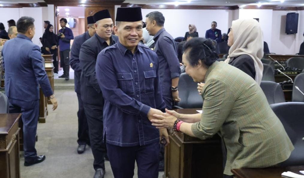 Sumanto menyoroti dua masalah klasik yang masih dihadapi: maraknya alih fungsi lahan pertanian.