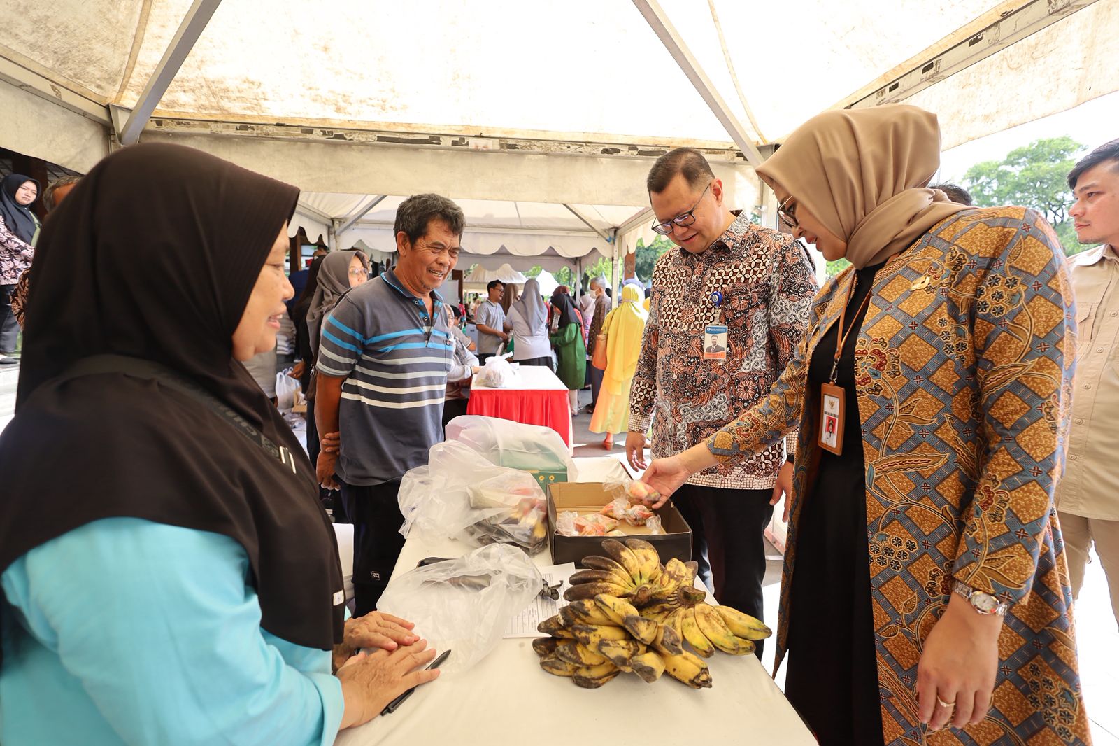 Wakil Wali Kota Solo Astrid Widayani cek harga di pasar tradisional. (Humas Pemkot Solo)