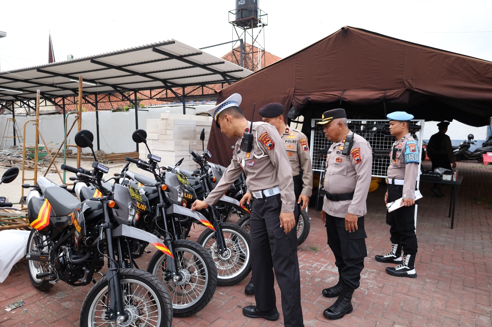 CEK: Apel pengecekan sarana dan prasarana (sarpras) di Halaman Mapolresta Solo,&nbsp;Kamis (11/12).  &nbsp;